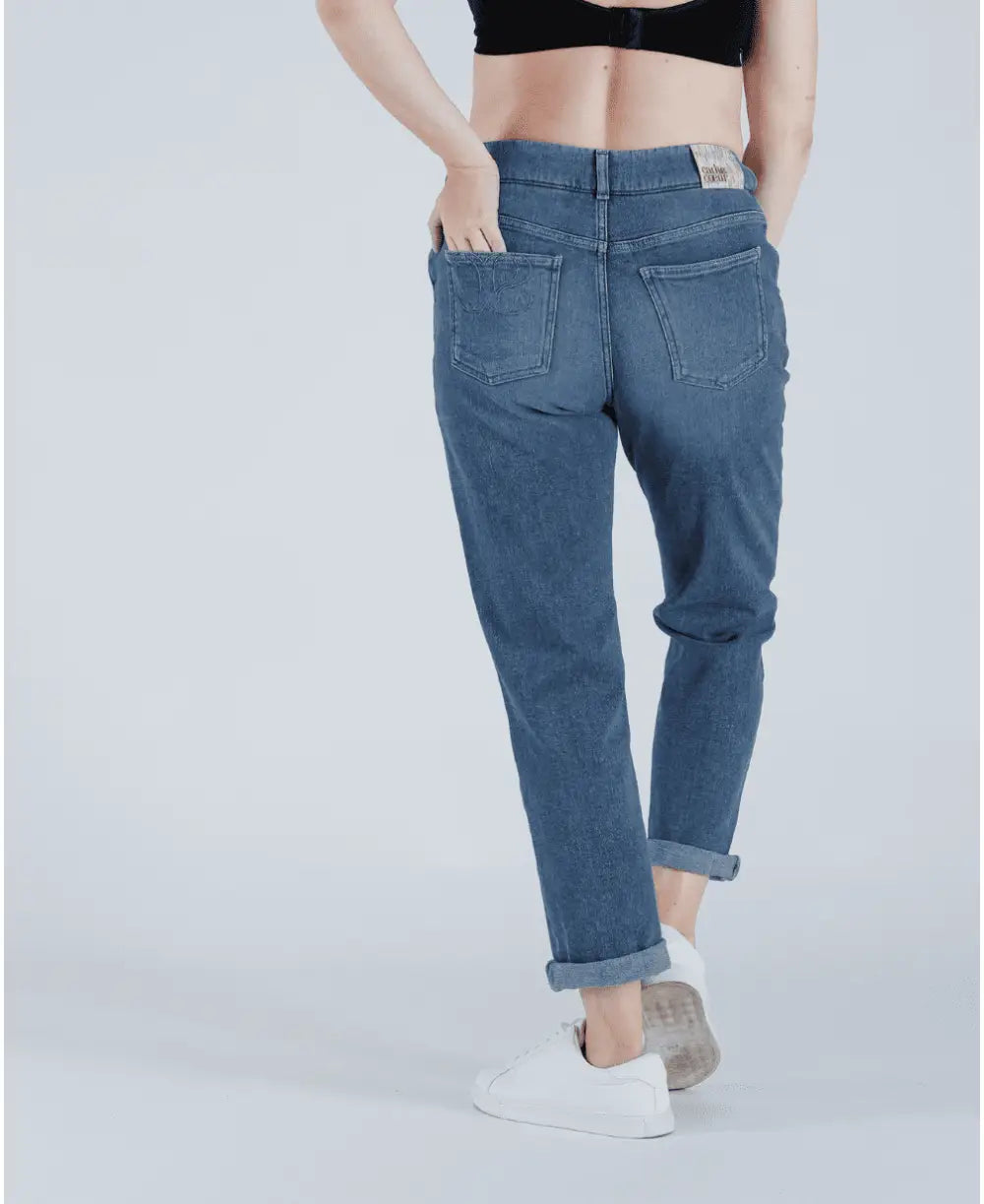 https://cachecoeur.us/cdn/shop/files/mom-fit-maternity-jeans-carrie-mid-blue-used-945_1200x.webp?v=1699288199